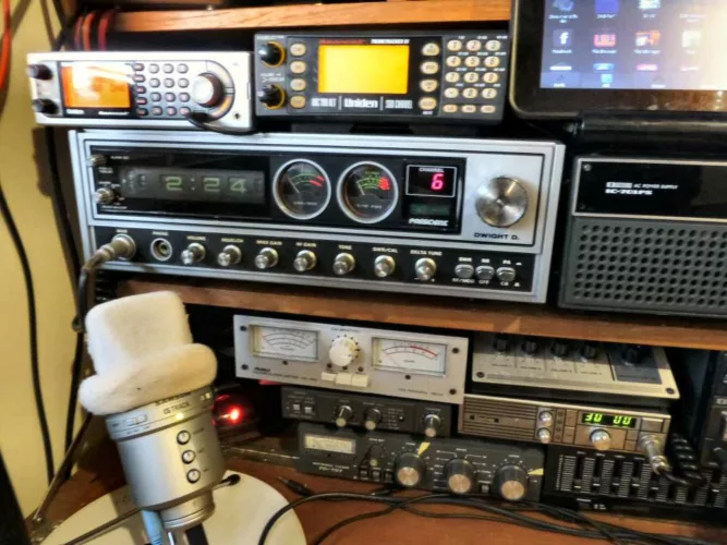 Dwight D. AM 40 CH Base CB Radio
